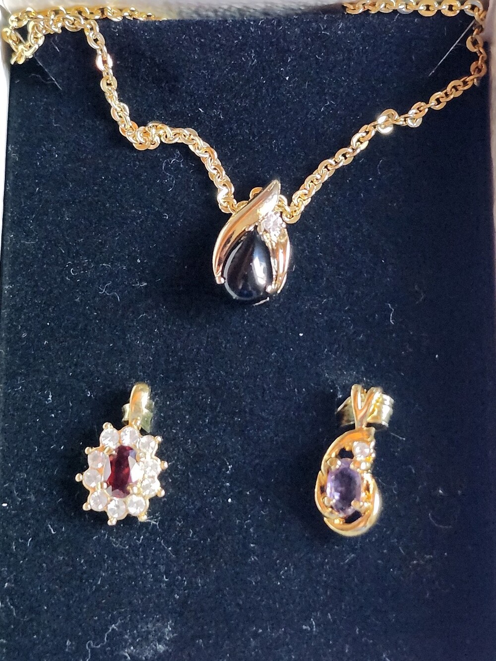Gold-tone Black Teardrop Pendant Necklace With 2 Interchangeable Pendants